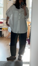 Load image into Gallery viewer, Big pocket shirt in white poplin