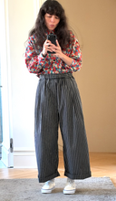 Load image into Gallery viewer, Taffeta stripe baggy pleated trouser