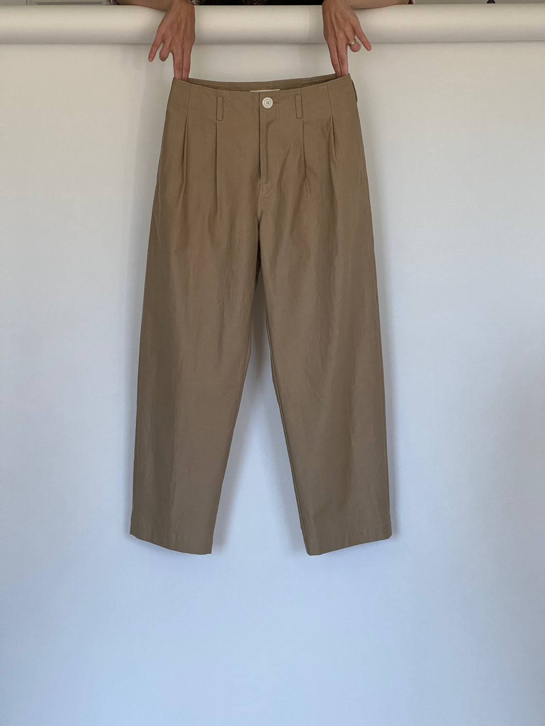 Slub twill pleated trousers