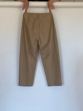 Load image into Gallery viewer, Slub twill pleated trousers
