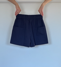 Load image into Gallery viewer, Summer weight seersucker shorts with tie navy
